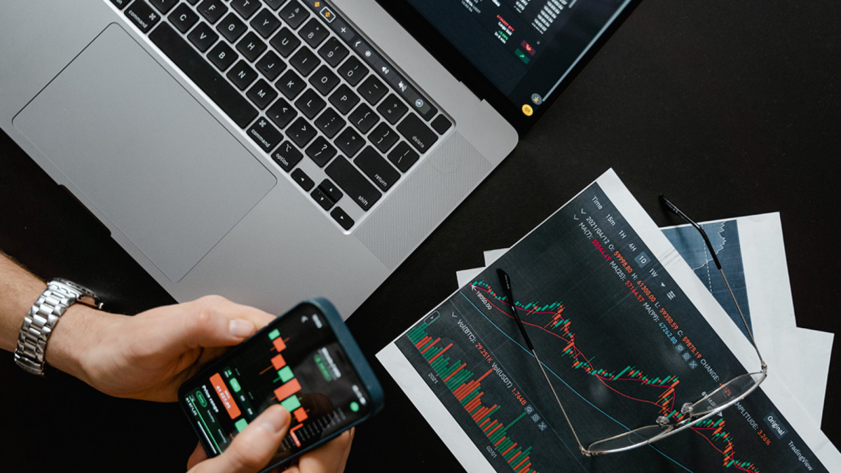 this-bundle-helps-beginners-master-stocks,-trading,-and-investing-for-less-than-$6-per-course