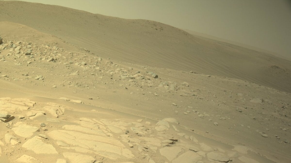 nasa-rover-video-shows-astonishing-view-into-mars-crater