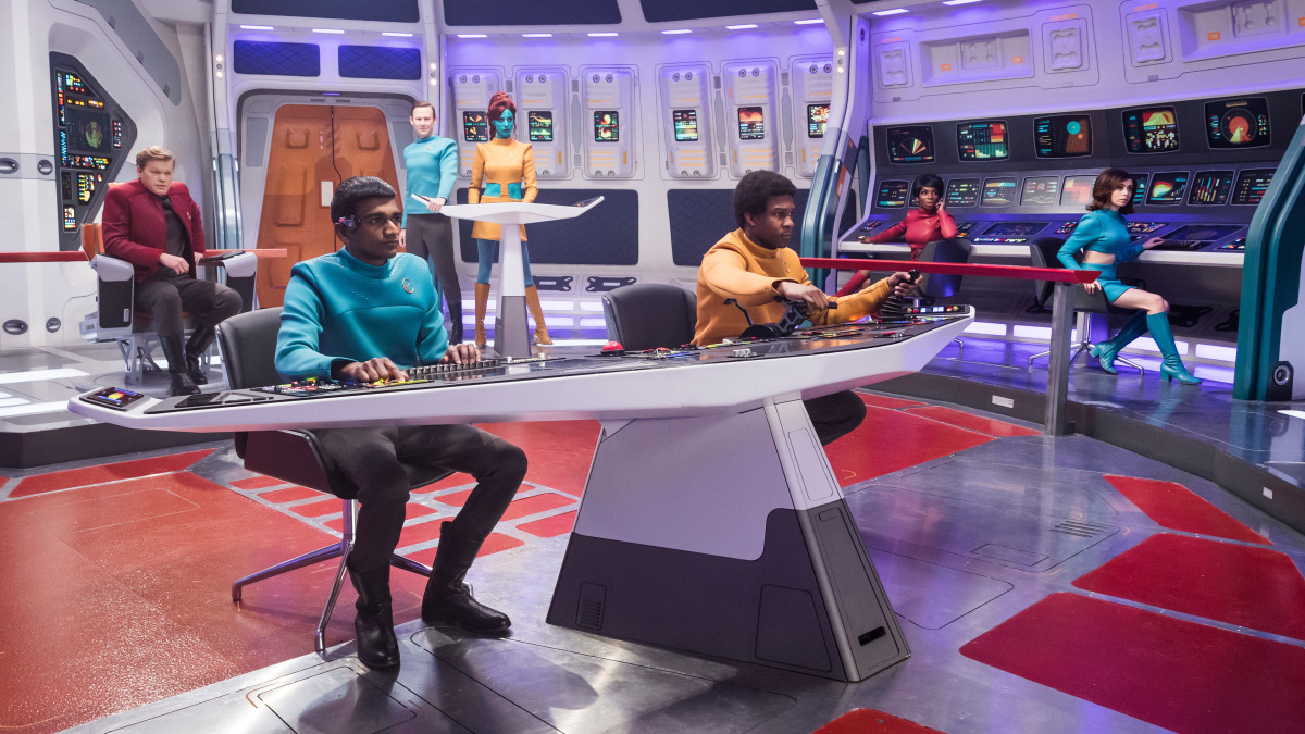 how-does-aaron-paul-tie-the-‘black-mirror’-universe-together?