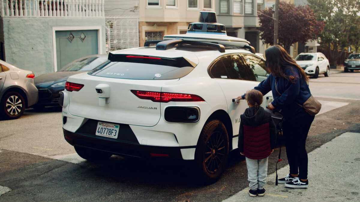 regulators-approve-more-self-driving-waymo-taxis-in-la-and-san-francisco